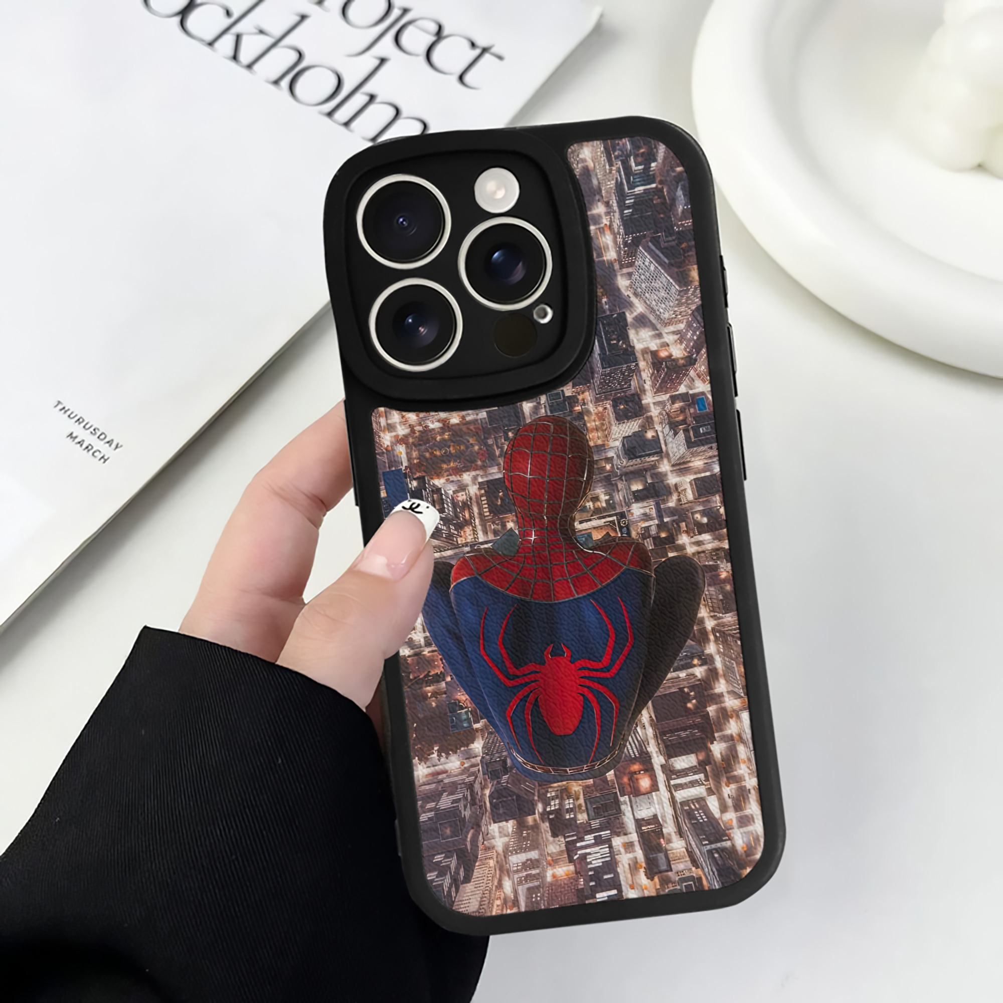 （画像用） Spider Man スパイダーマン 【iPhone 16シリーズ対応】シリコンスマホケース（レザー調） 材質：シリコン